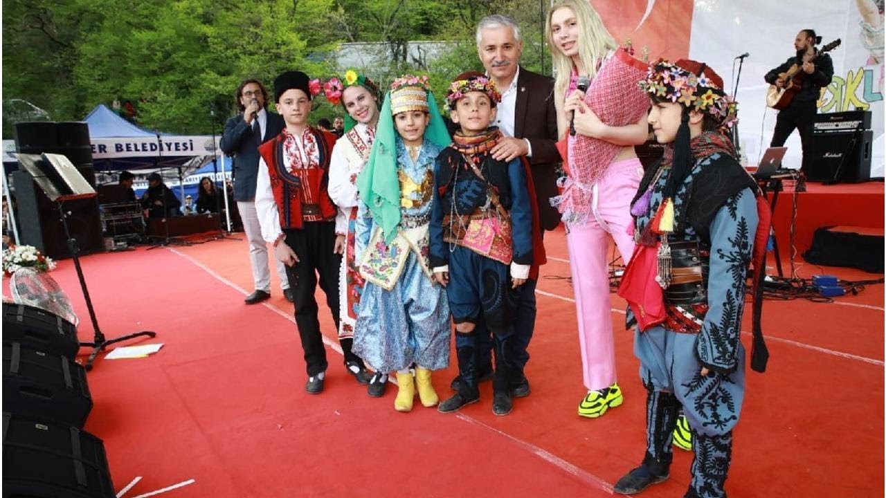 Aleyna Tilki Dünya Çocukları için sahneye çıktı