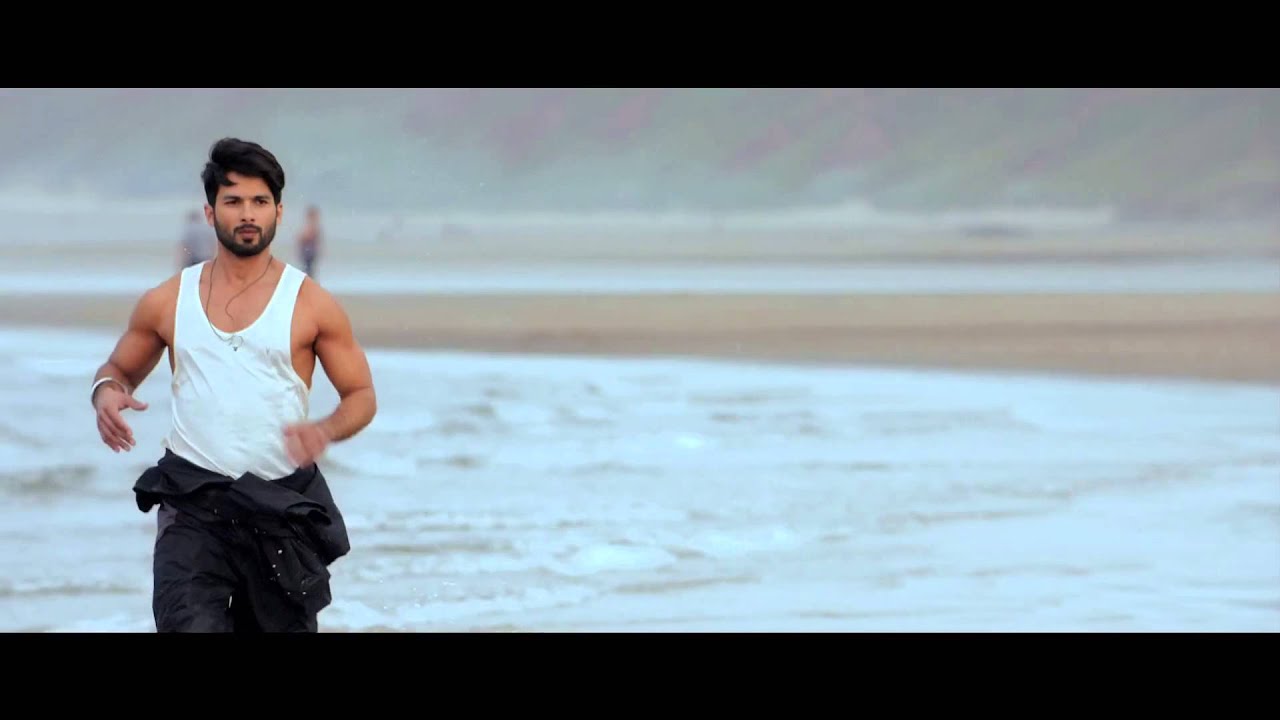 Alia Bhatt Hot Bikini Scene - Shaandaar