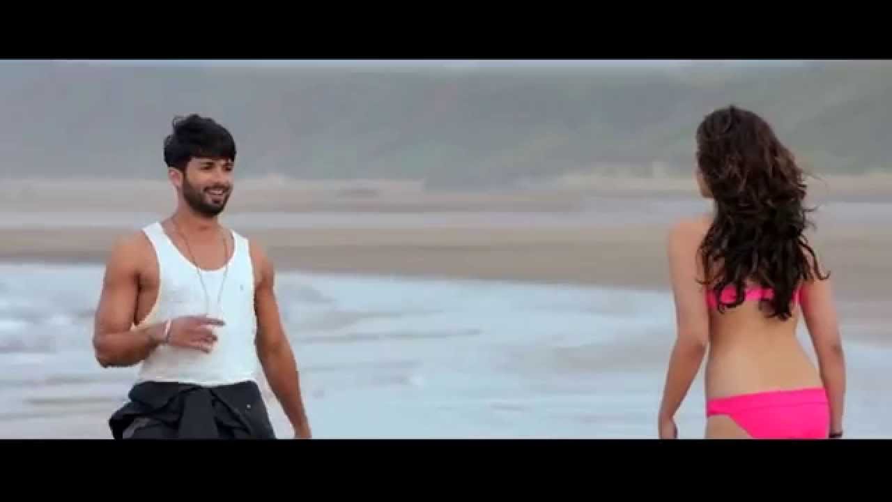 Alia in bikini in Shaandaar cilp
