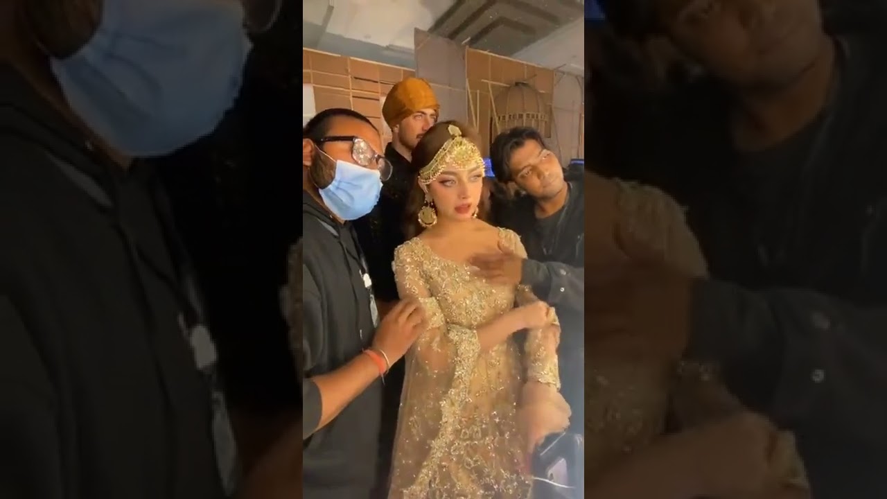Alizeh Shah unseen video with makeup artist 😰 makeup artist keeping hands in alizeh Shah boobs🥵