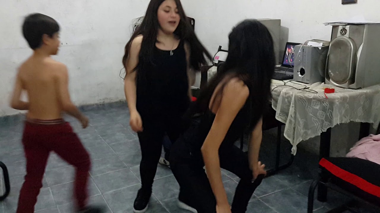 Amijas   baila con mi hermano y primó