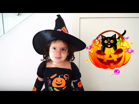 Amira pretends to play Halloween 🎃