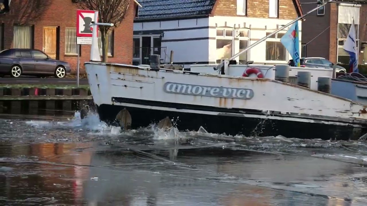Amore Vici door het ijs in kanaal Almelo de Haandrik