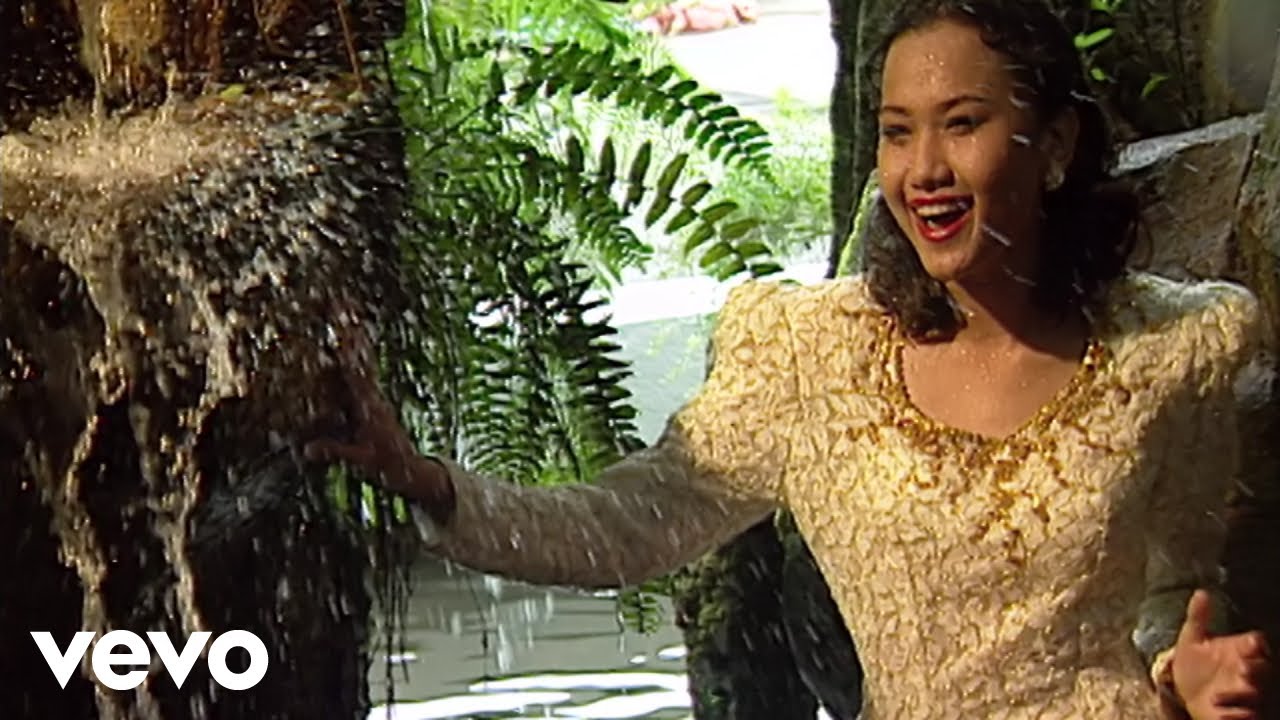 Amy Mastura - Meniti Hari (Official Music Video)