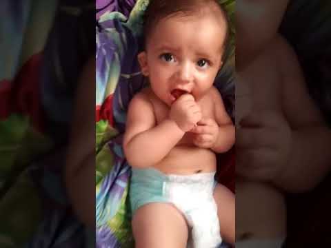 Ana Luiza chupando pirulito 😍😍