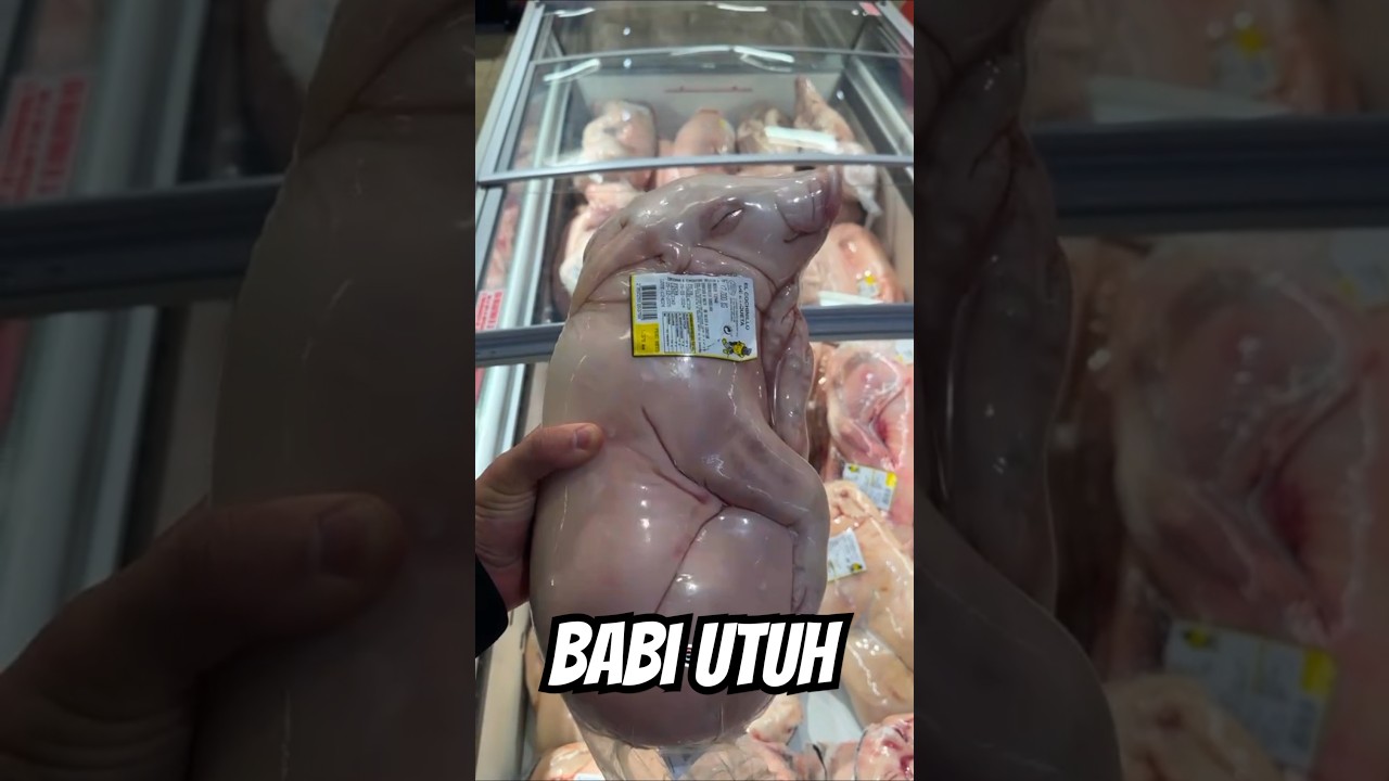 Anak babi dijual didalam mall Rusia. Terlihat aneh karena bentuknya masih utuh