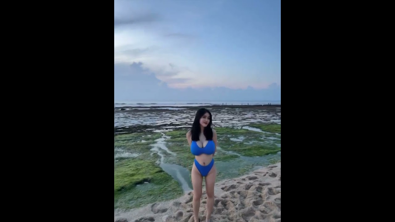Anastasya Khosasih Bikini Biru