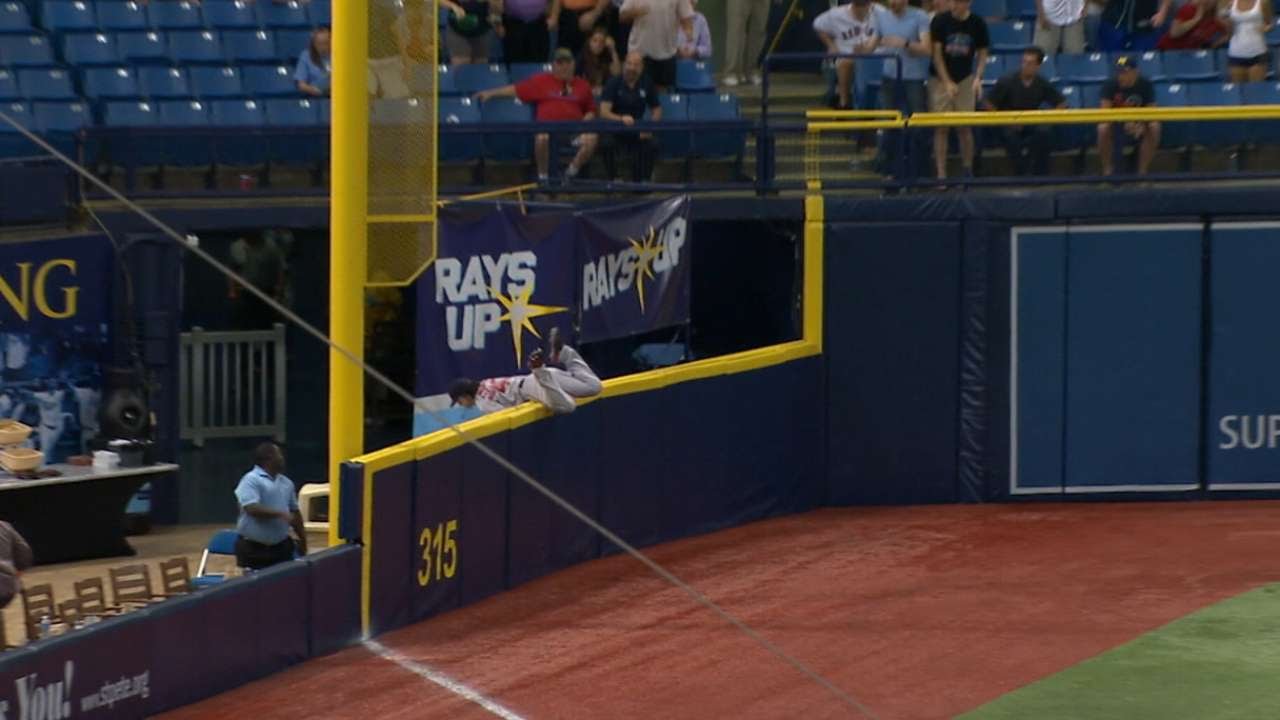 Andrew Benintendi makes an amazing grab to rob homer