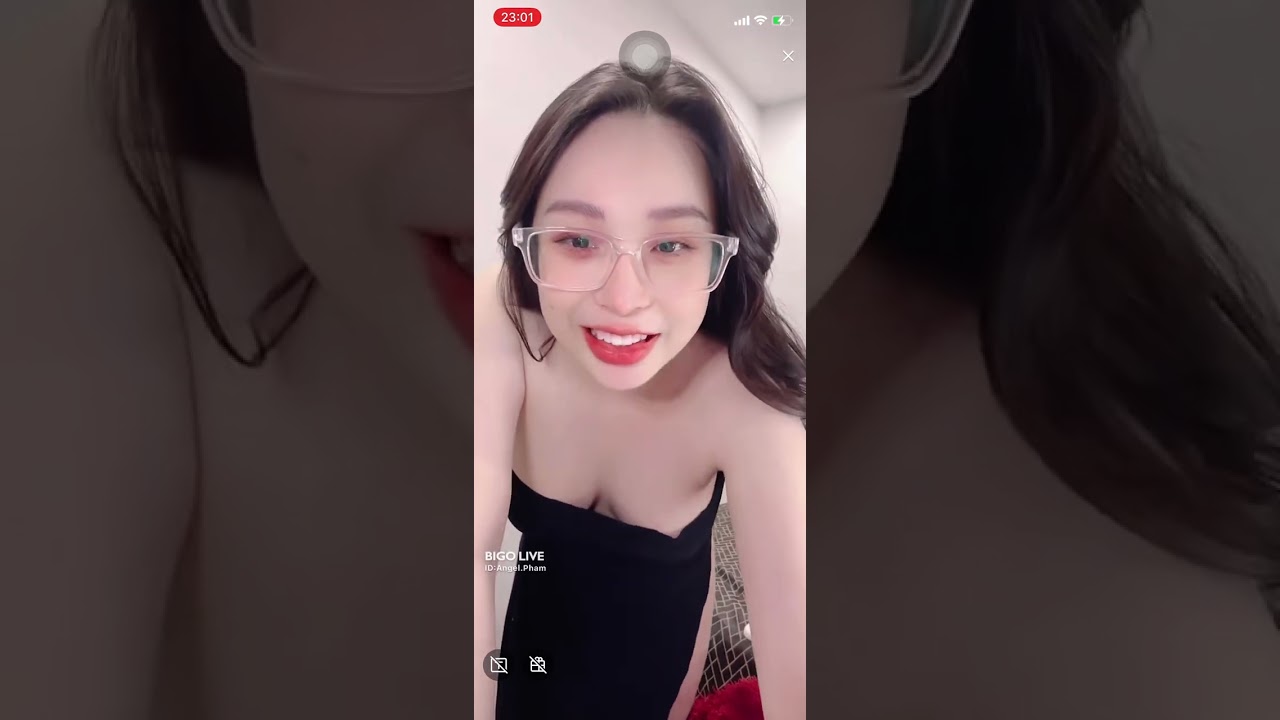 Angel Phạm lộ bím xinh ae lại tốn khăn giấy