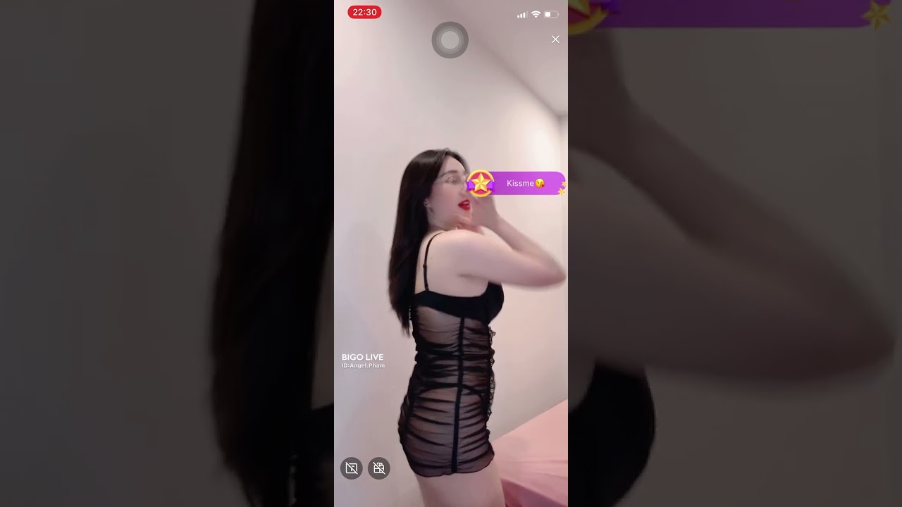 Angel Phạm lả lơi khoe body max ngon