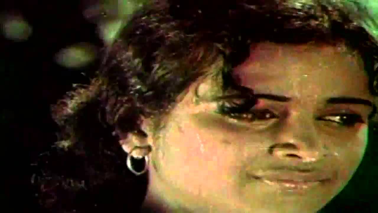 Anni En Deivam : Meena bathing Scenes