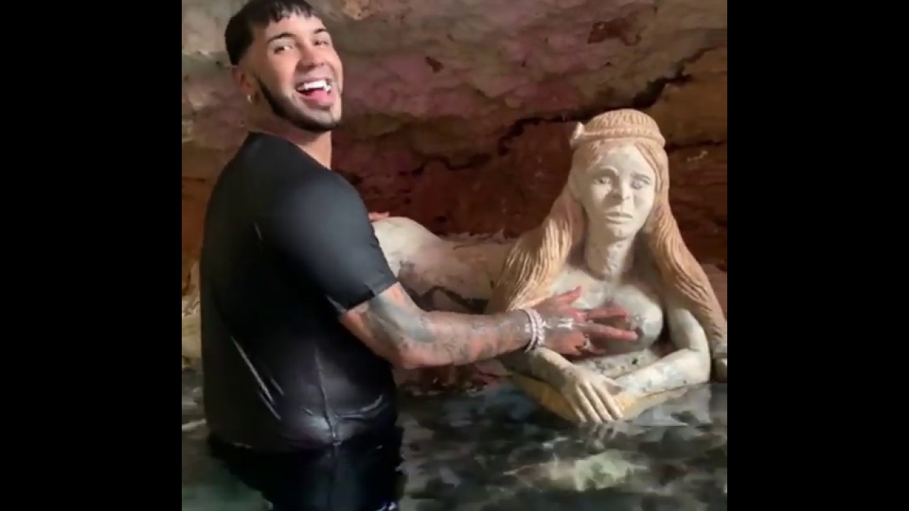Anuel AA le pega los cuerno a Karol G