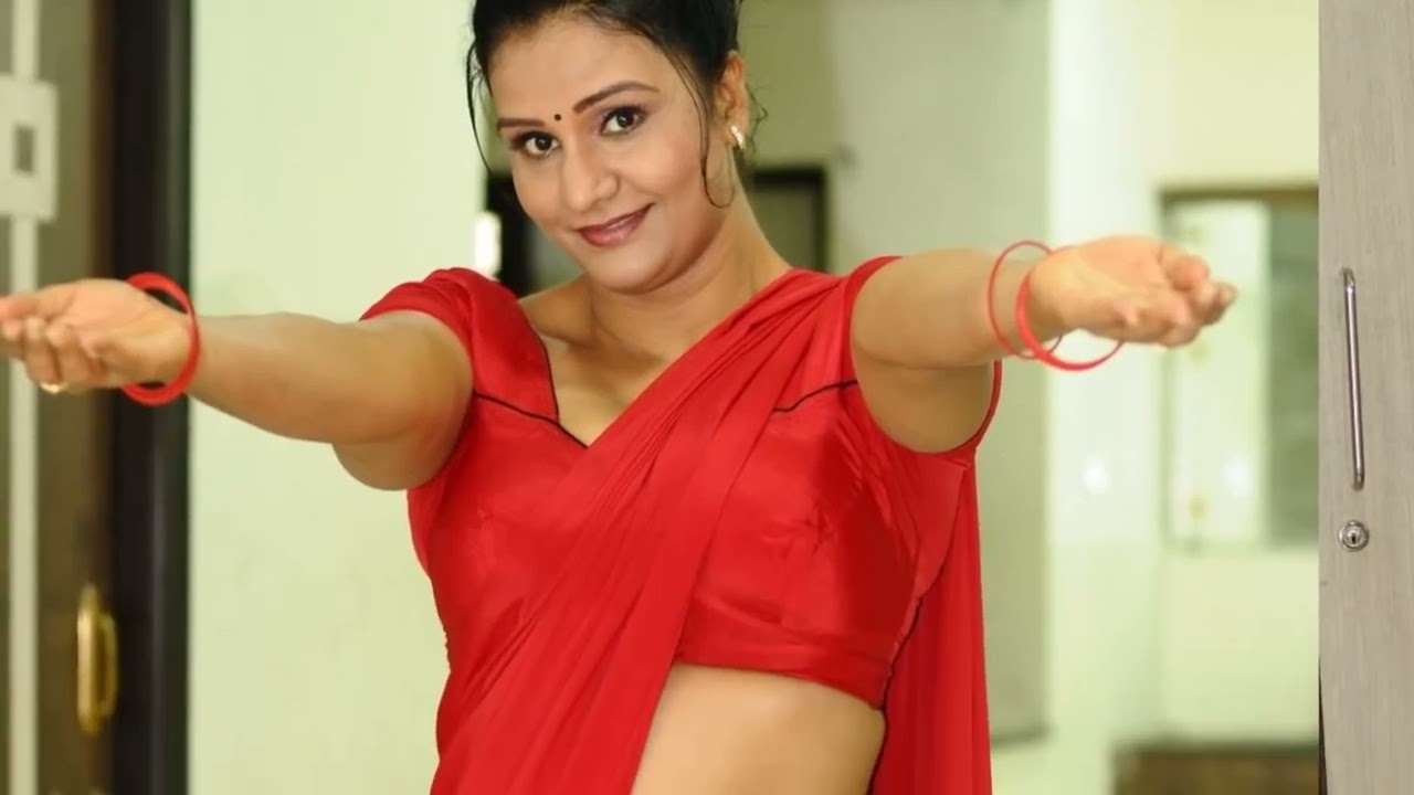 Apoorva aunty shows her Navel