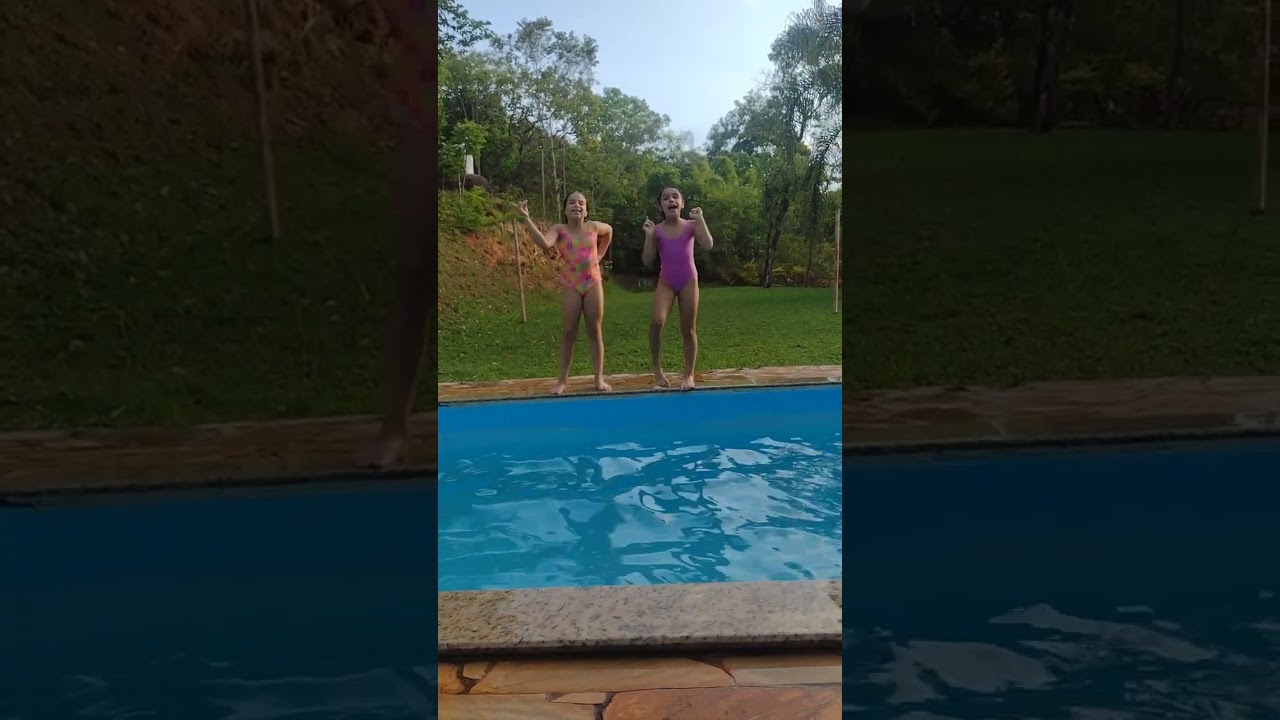 Aproveitando a piscina com a Lívia ( minha prima) #inscrever #like #youtube #amei #piscina#shorts