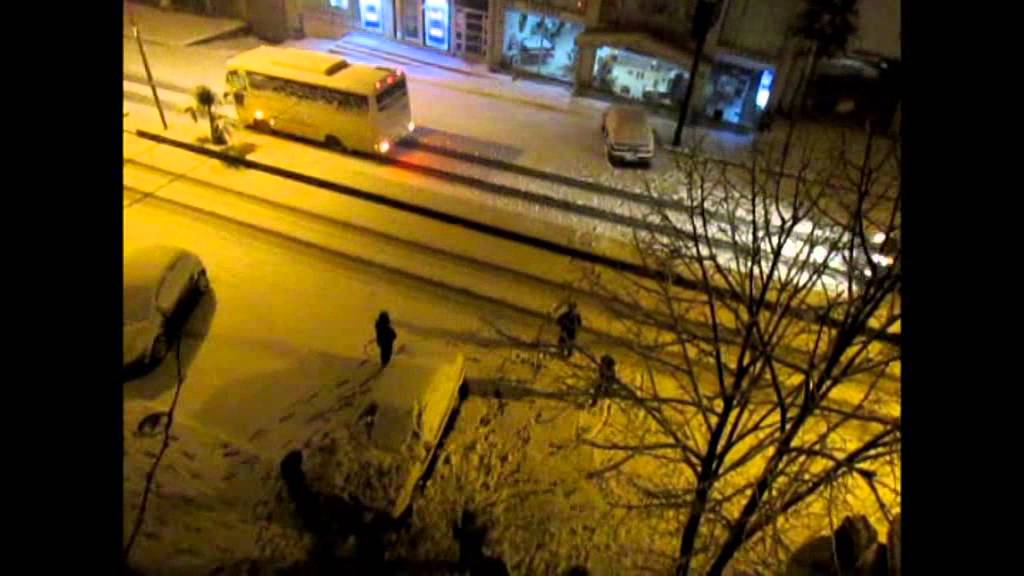 ARAÇLARA KAR TOPU ATAN GENÇLER  -KÜFÜR İÇEREBİLİR-