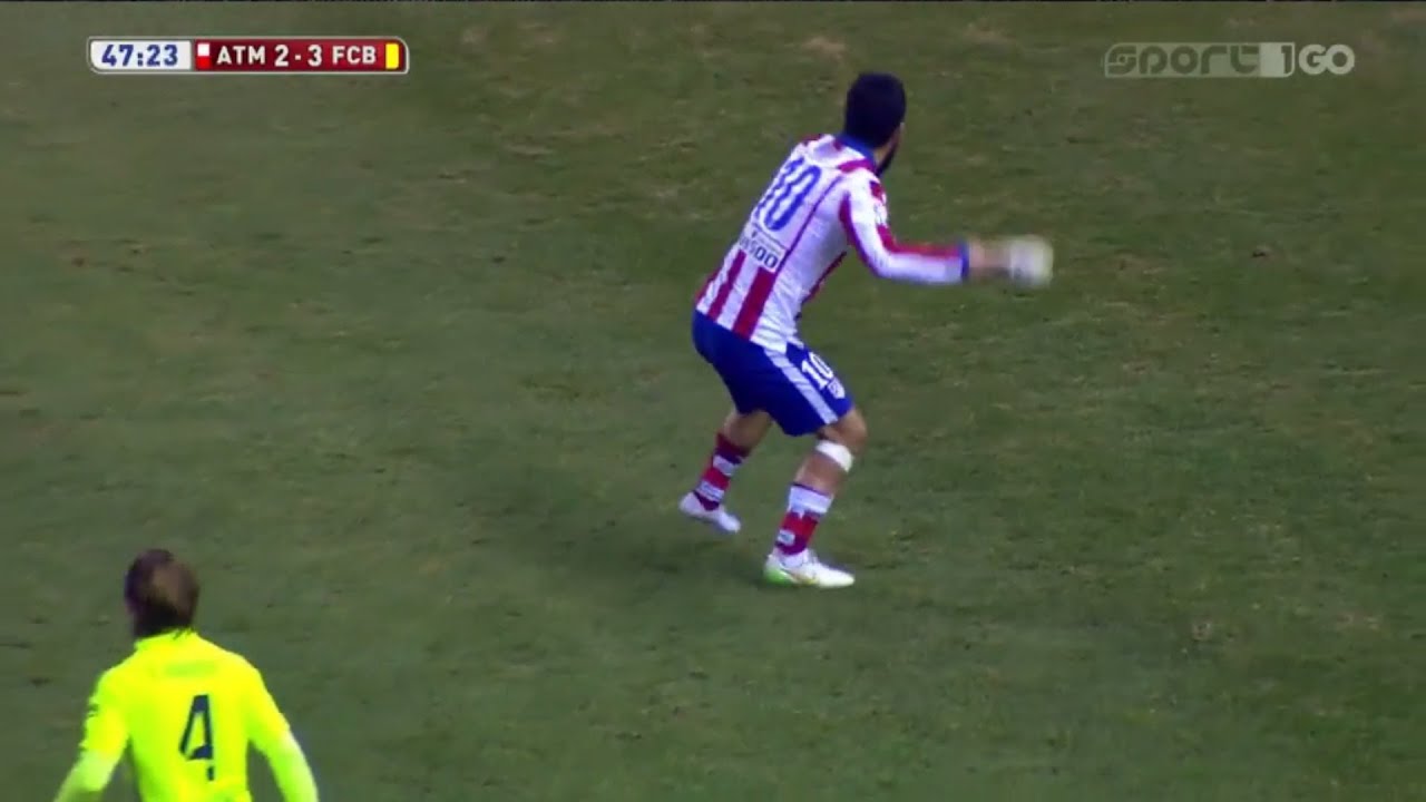Arda Turan kramponunu yan hakeme fırlatıyor! (Türkçe Altyazılı) Arda Turan throws his boots