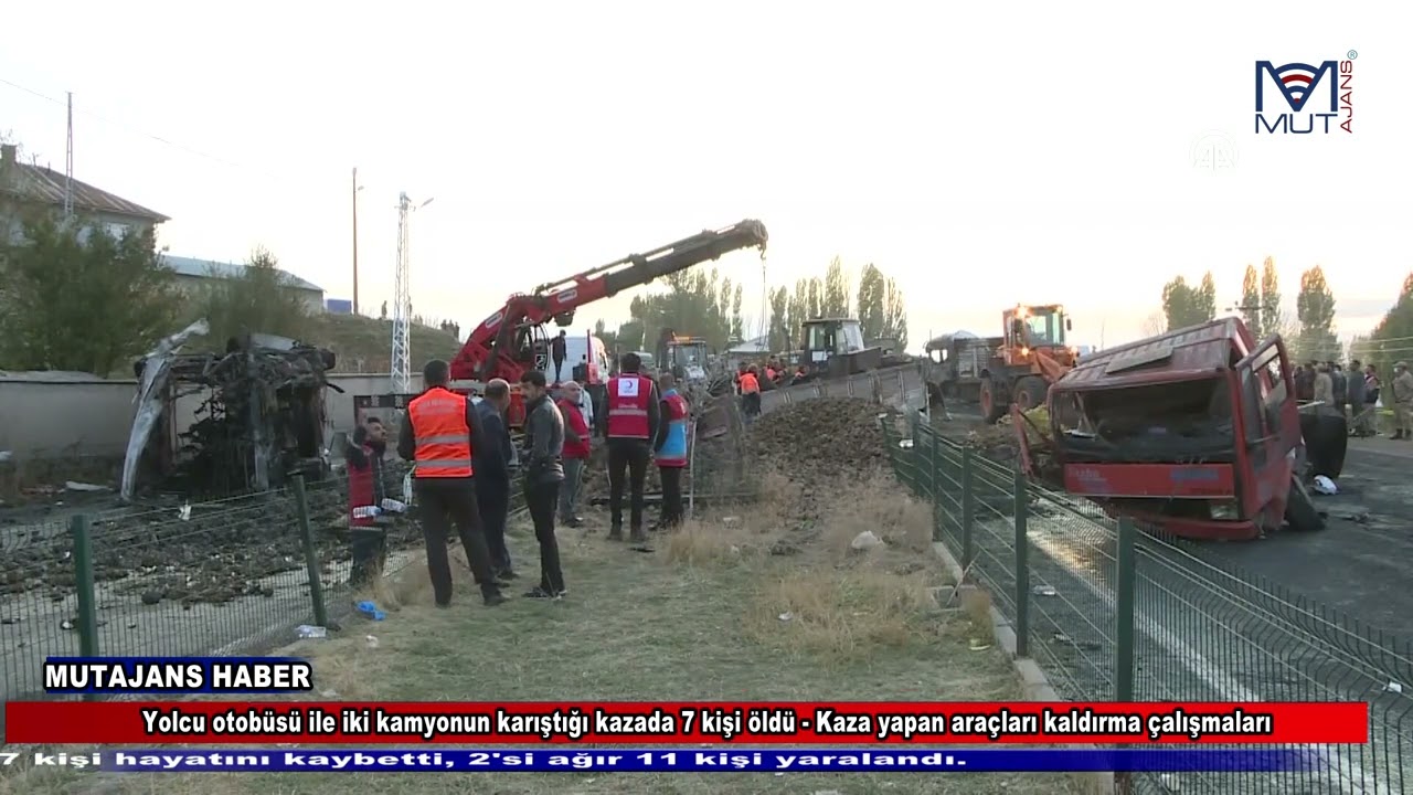 Ağrı'da yolcu otobüsü ile iki kamyonun karıştığı kazada 7 kişi öldü