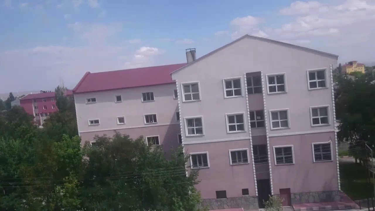 AĞRI ÖĞRETMENLER LİSESİ VE KARŞISINDAKİ ESKİ BİNALAR
