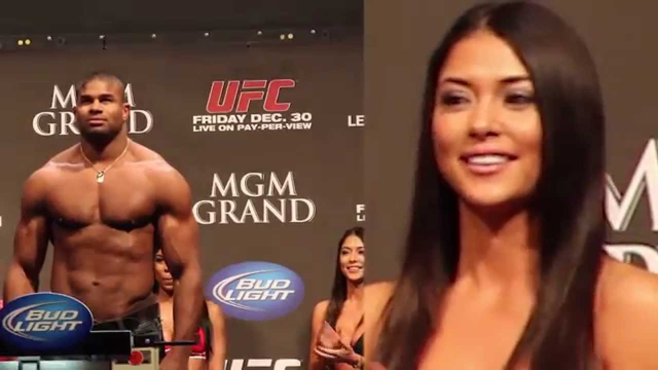 Arianny Celeste's Reaction to Alistair Overeem at UFC 141 Weigh-ins