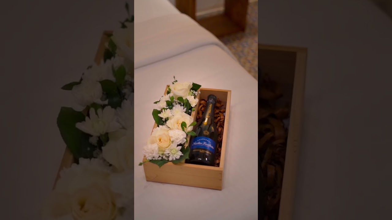 Arreglo floral: Caja de flores y vino #flowers #arreglofloral #flowergift #floreria