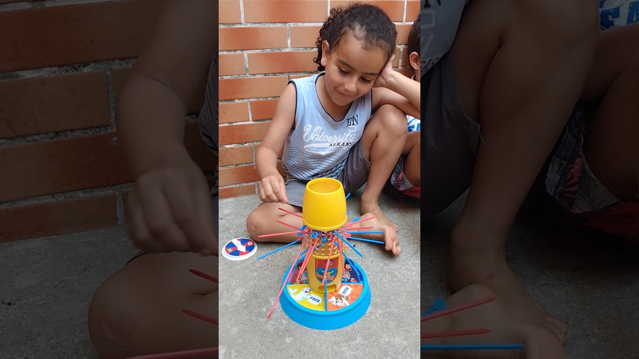Arthur brincando de pega varetas