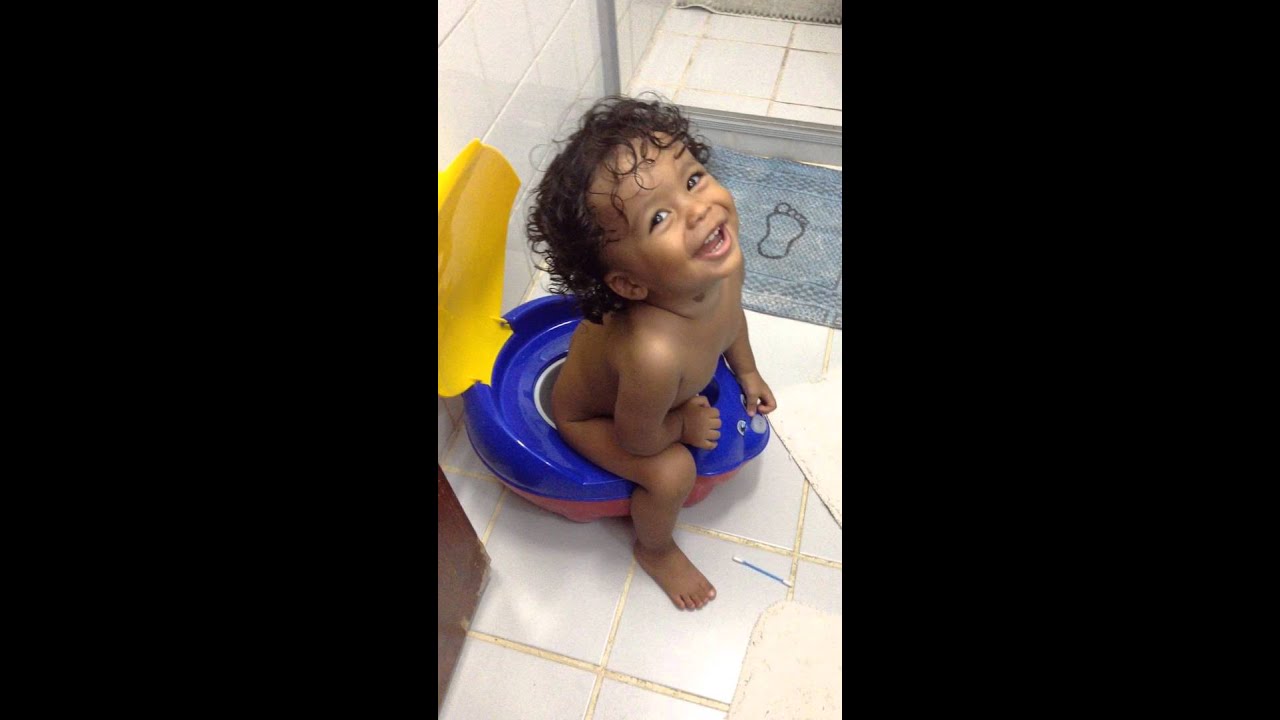Artur Rafael com 1 aninho, no troninho, rs... #Tutu ♥ no penico #forçaaa hahaha