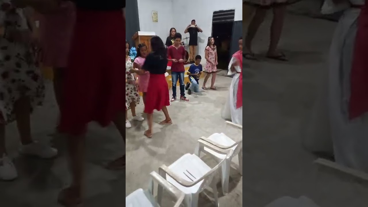 As crianças e jovens nua apresentação na abertura de mições.