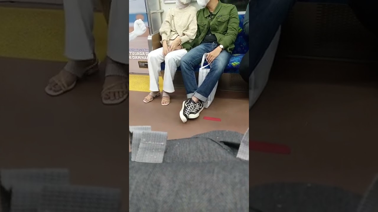 asiknya pacaran di tempat umum