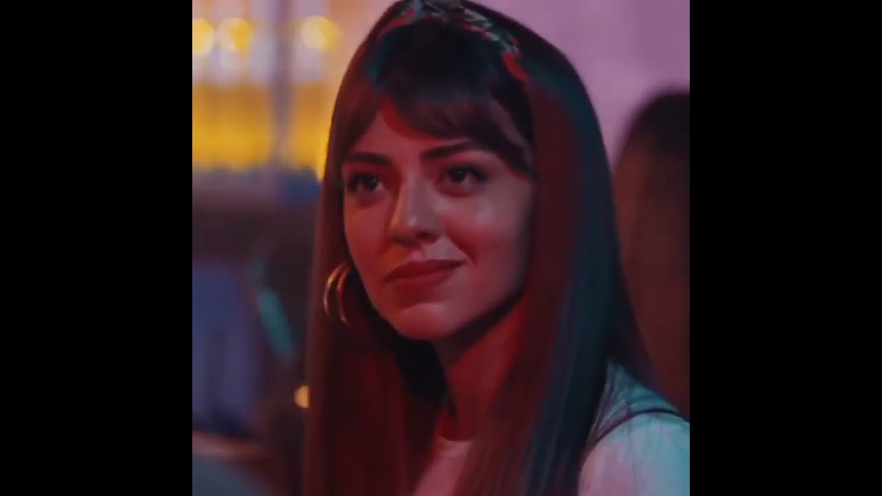 Aslıhan Malbora poposunu elletmeye çalışıyor