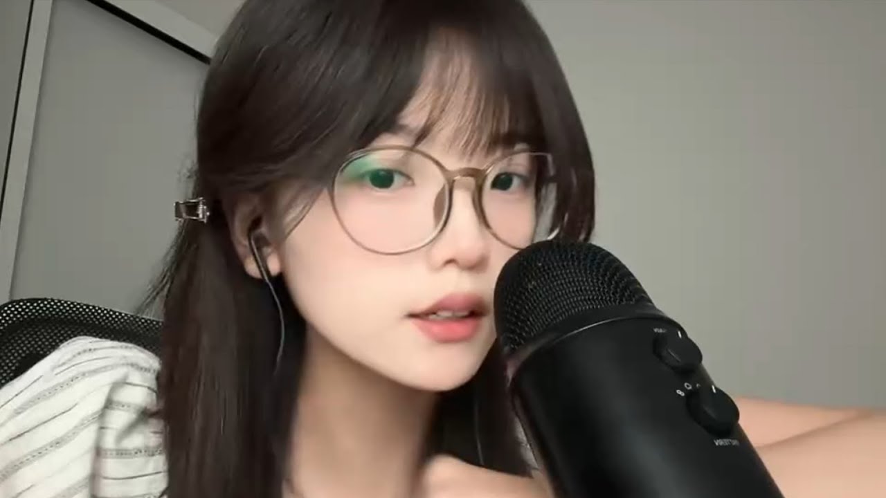 ASMR Ear Eating 😘