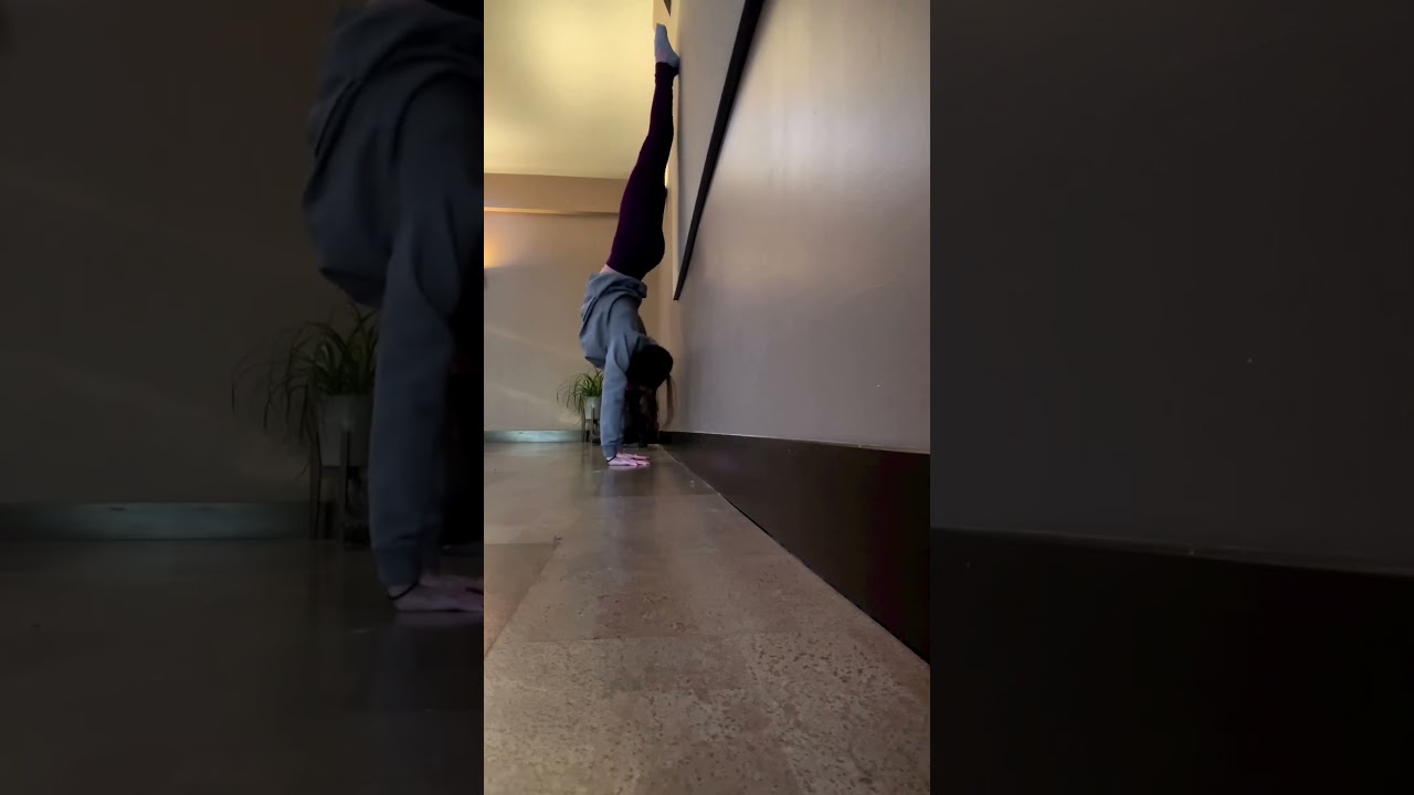 ATTEMPT #2 AT HANDSTAND BULLETS 🤦🏻‍♀️😂😂 #funnyfails #oops #prettygirlsrock #yoga #handstands