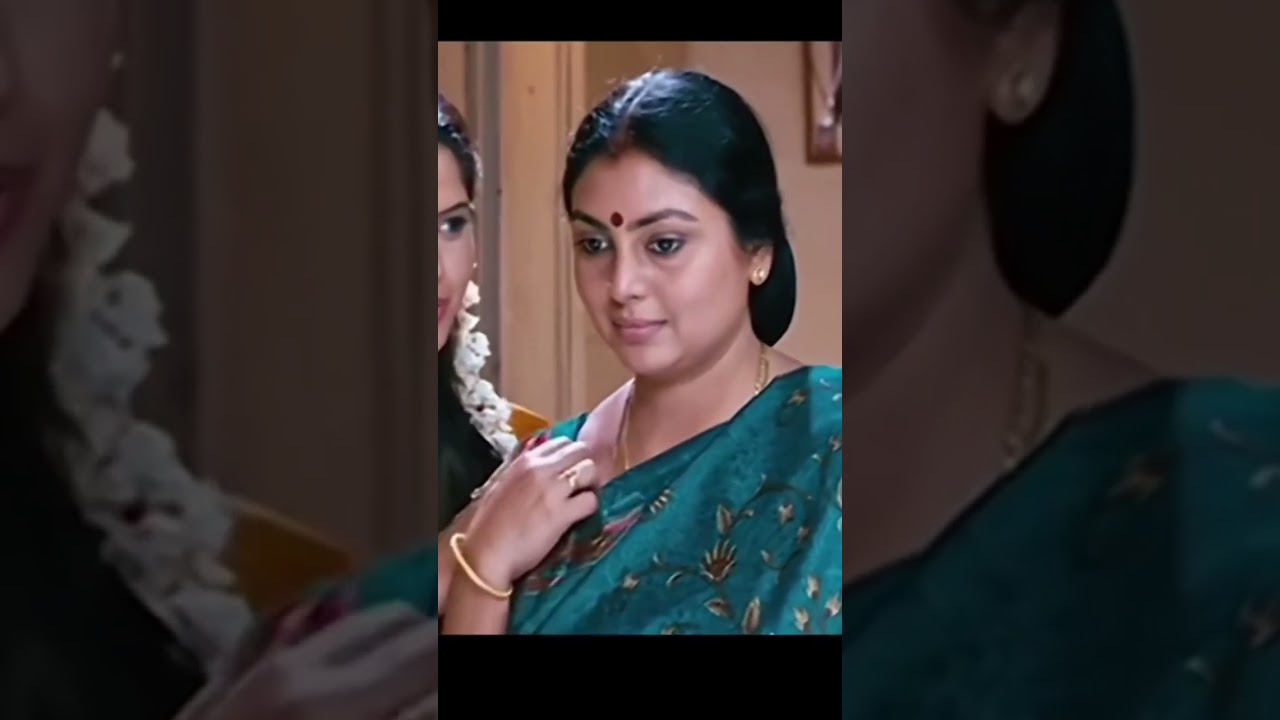 Aunty Actress Sivaranjini Adjusting her Bra