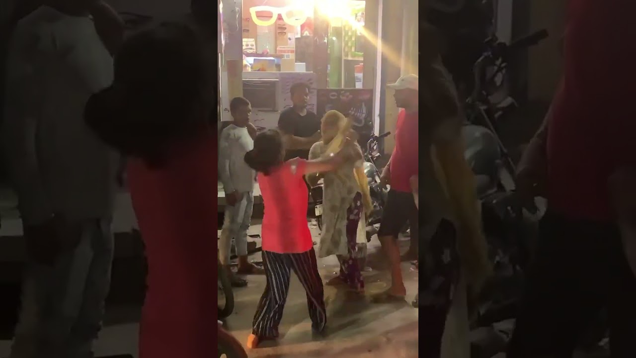 Aunty vs aunty system hand kar diya auntie ne too                                #fight #ladii