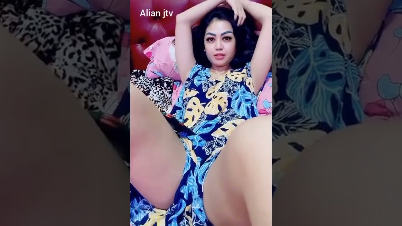 aunty wearing a straddle makes it painful (Tante pakai daster)