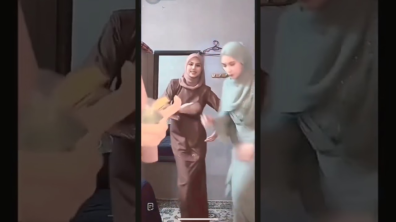 awek melayu baju kurung joget seperti di pub