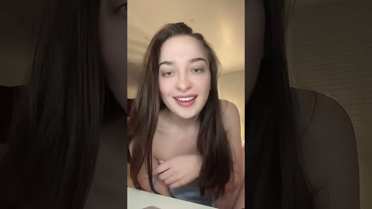 Awenlis live tik tok in blue  pajams doing makeup