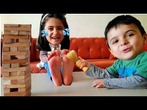 Ayak gıdıklama cezalı jenga oynadık. Bakın kim kaybetti eğlenceli çocuk videoları fun kids video