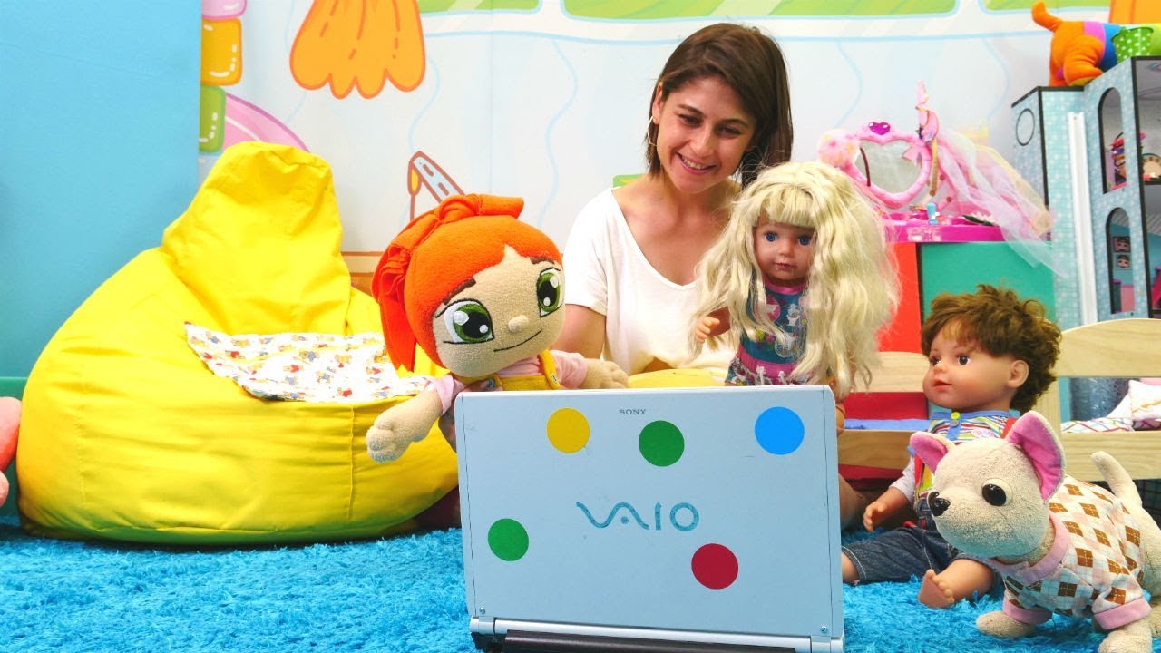Ayşe, Gül, Mert, Lili ve Loli çizgi filim izliyorlar. Oyuncak videosu