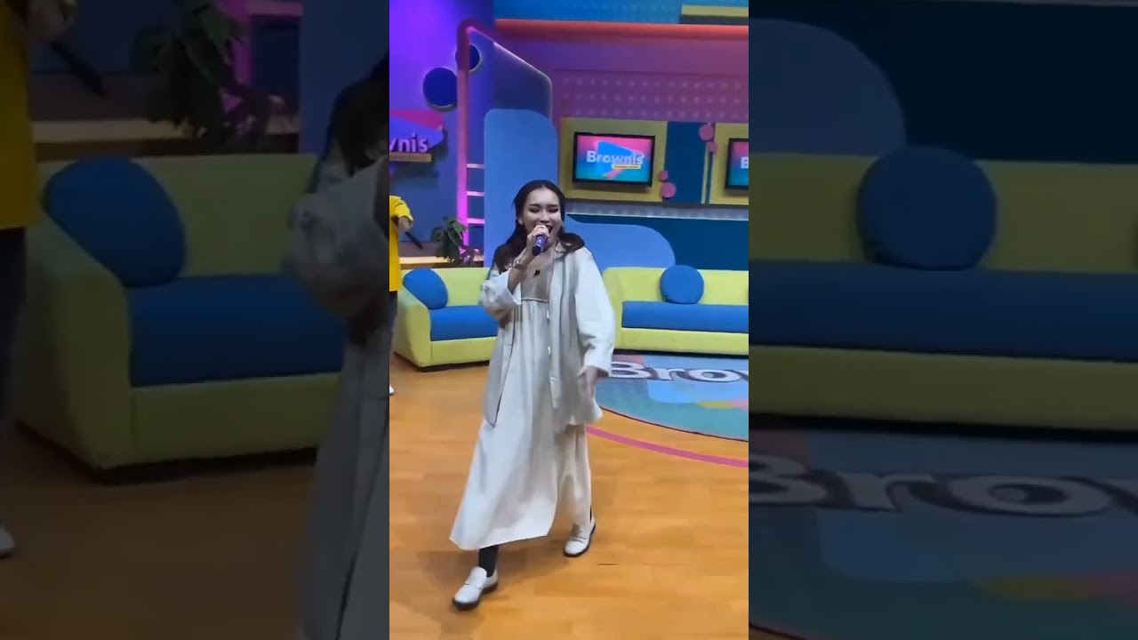 ayu Ting Ting syuting brownis belahan toket kelihatan mulus bikin horny #shorts