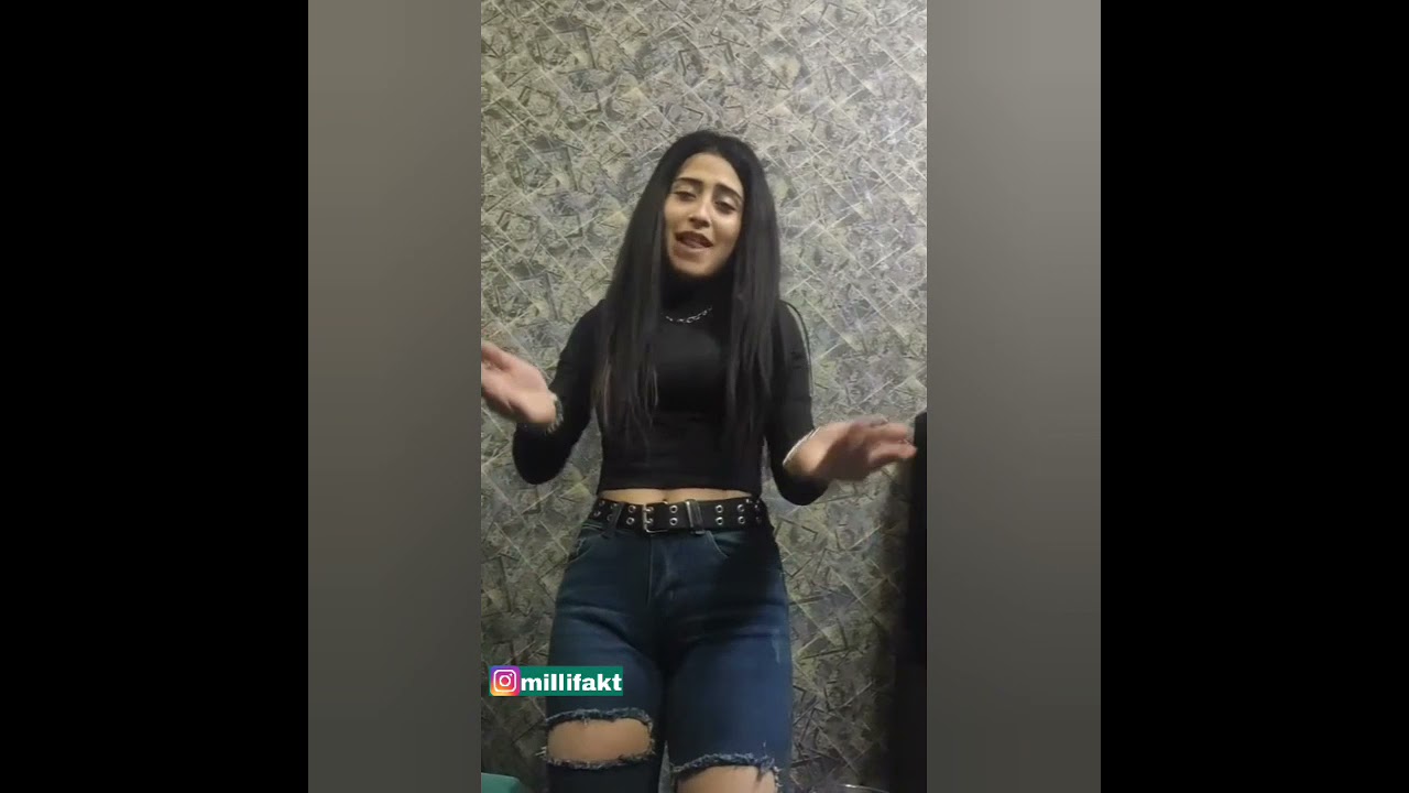 az yaşlı qız əlində siqaret rəks edir