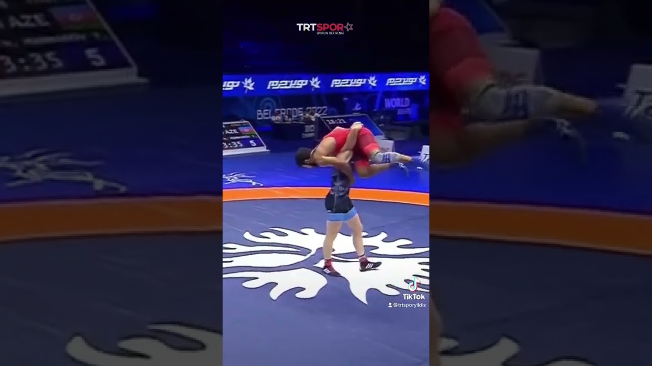 Azeri güreşçi, Ermeni rakibini böyle minder dışına itti.