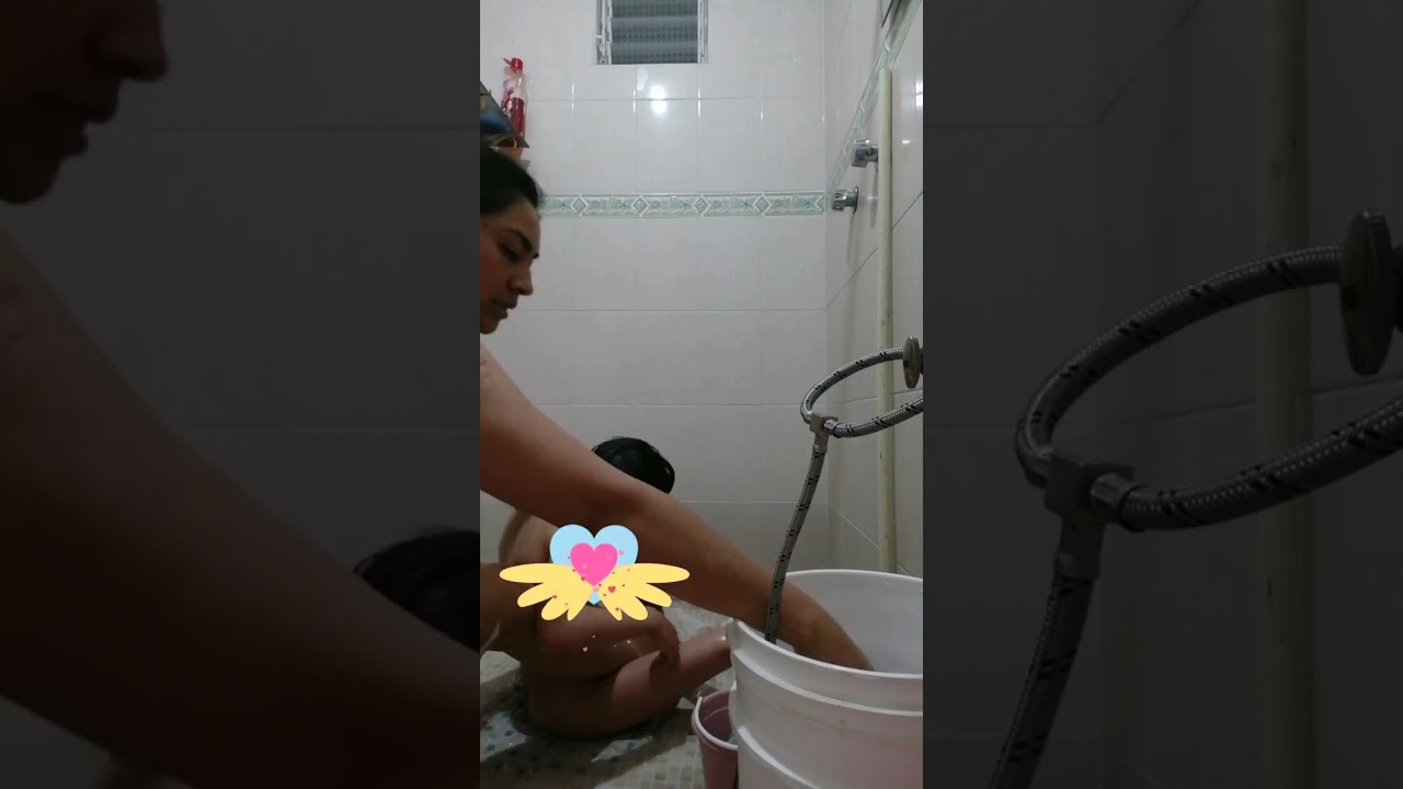 bañar a Yoali es un reto