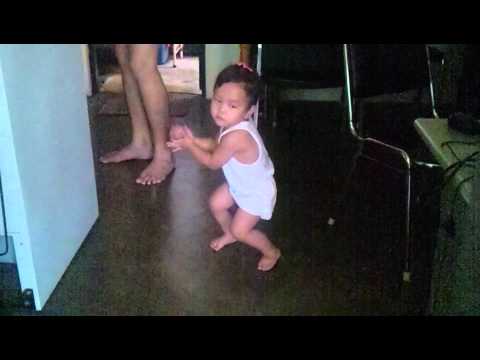 Baby carmela dancing twerk it like miley😊