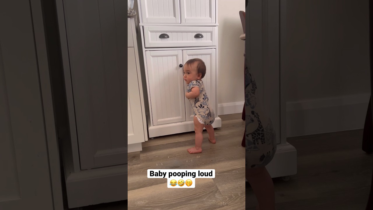 Baby pooping in the corner 😂🤣