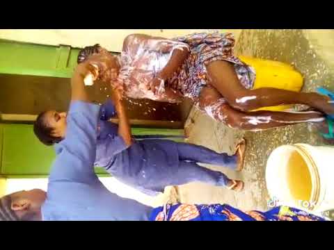 bahaushiya na wanka tsirara a waje