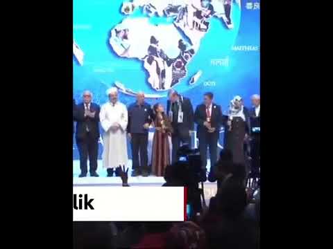 BAŞKAN ERDOĞANIN YANINDA ZAFER İŞARETİ YAPAN KIZ