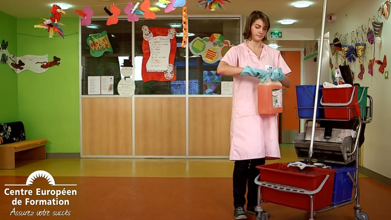 Balayage des sols et technique des deux seaux - CAP petite enfance
