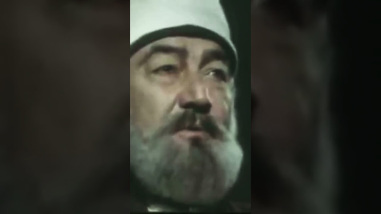 Başındaki sarıkta çaput bu şapka da…