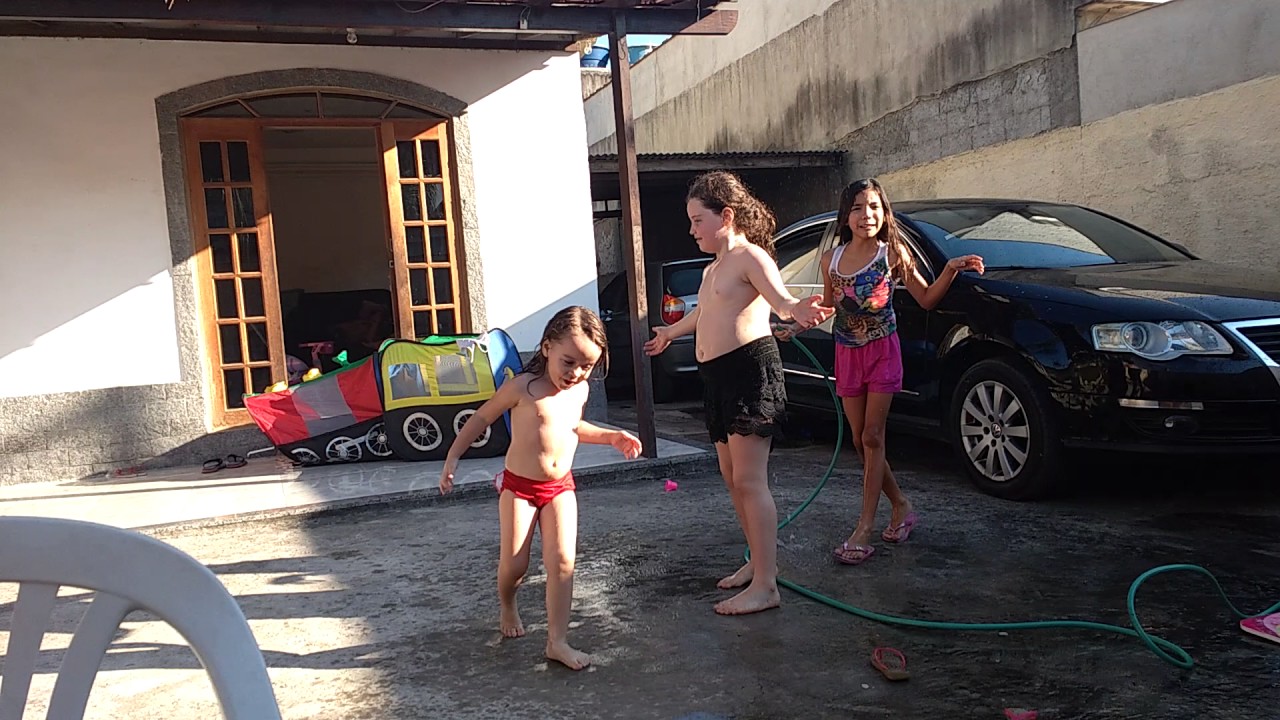 Banho de borracha com as Marianas (Irmã e Prima)