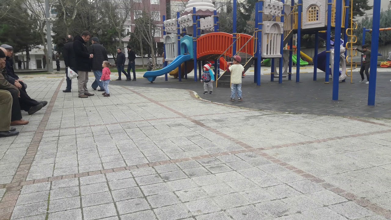 Baran'ı parkta kız öpüyor